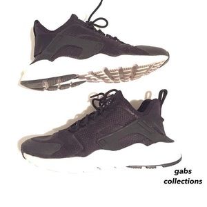 BLACK AND WHITE NIKE HUARACHES :)